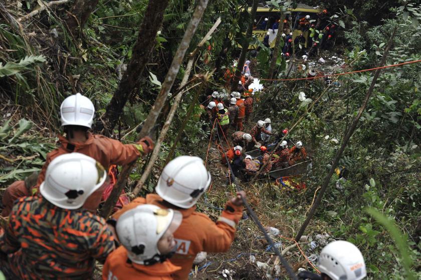 Rescuers work at the scene of a bus crash at Genting Highlands, 55 km (34 miles) from Kuala Lumpur, August 21, 2013. — Reuters pic