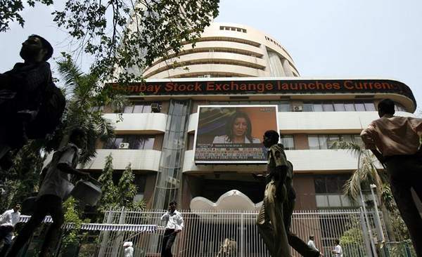 People walk past the Bombay Stock Exchange (BSE) building in Mumbai May 18, 2009. u00e2u20acu201d Reuters pic