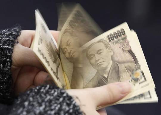 A woman counts Japanese 10,000 yen notes in Tokyo, in this February 28, 2013 picture illustration. u00e2u20acu201d Reuters pic