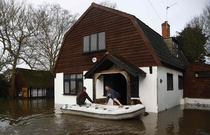 Resident Brian Eves (right) is rescued from his house after the river Thames flooded the village of Wraysbury, southern England February 10, 2014. u00e2u20acu2022 Reuters pic