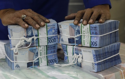 A worker prepares bundles of rupiah bank notes in Bank Mandiri in Jakarta July 9, 2013. u00e2u20acu201d Reuters pic