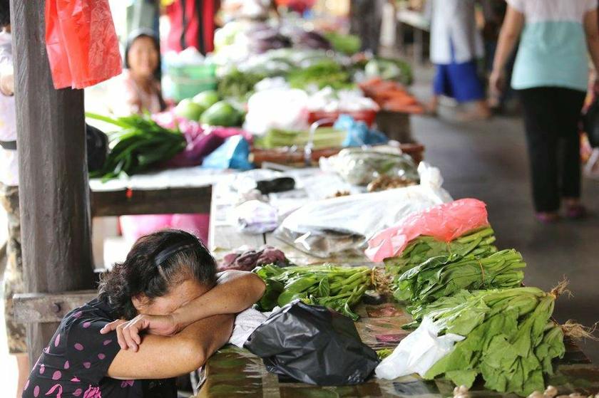 A vendor at the Donggongon Tamu (Pasar Donggongon) in Penampang, Sabah catches 40 winks during a lull in trading on August 30, 2013. u00e2u20acu201d Picture by Choo Choy May
