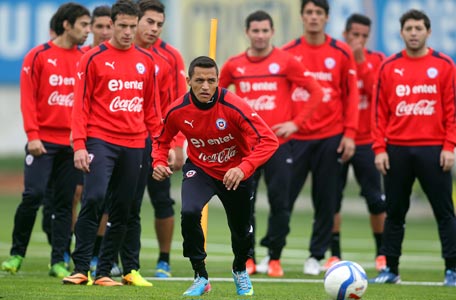 Chilean national footballer Alexis Sanchez (centre) taking part in a training session in Santiago on September 2, 2013 ahead of their match against Venezuela for the Brazil 2014 World Cup South American qualifier. u00e2u20acu201d AFP pic