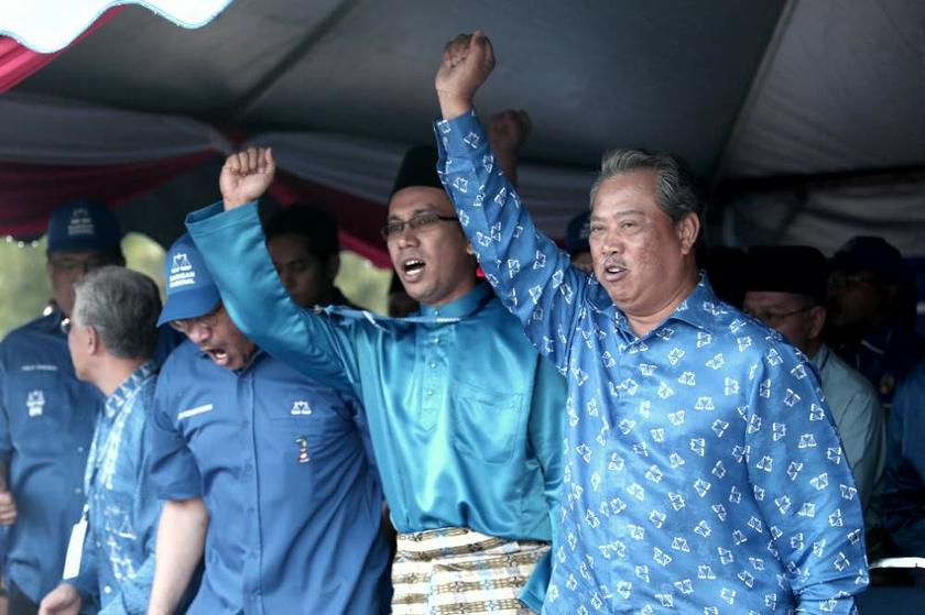 Umno deputy president Tan Sri Muhyiddin Yassin with BN candidate Tengku Zaihan Che Ku Abdul Rahman (second from right) at the Kuala Besut nomination centre on July 12, 2013. u00e2u20acu201d Picture by Saw Siow Feng
