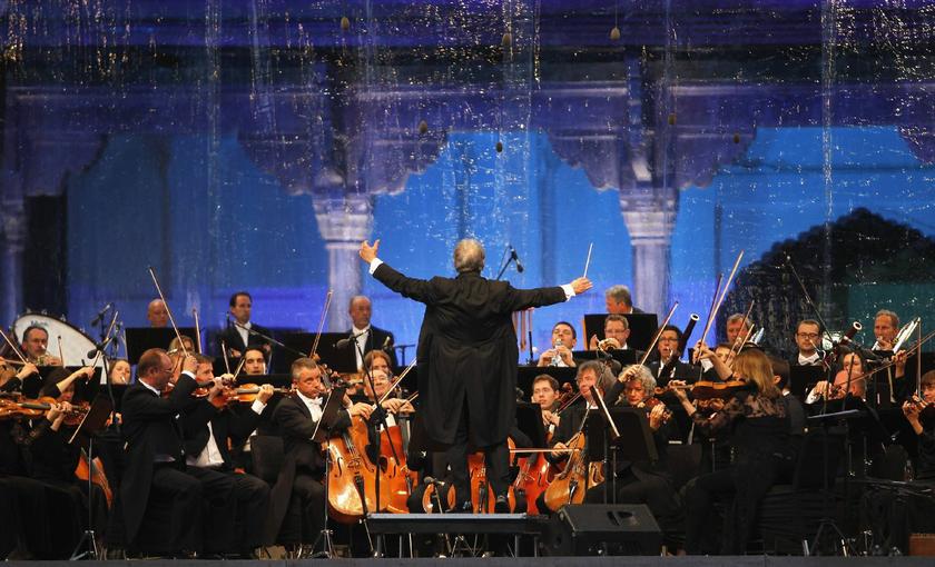 Bavarian State Orchestra and renowned conductor Zubin Mehta (C) performs during the Ehasas-e-Kashmir concert at Shalimar Garden on the outskirts of Srinagar September 7, 2013