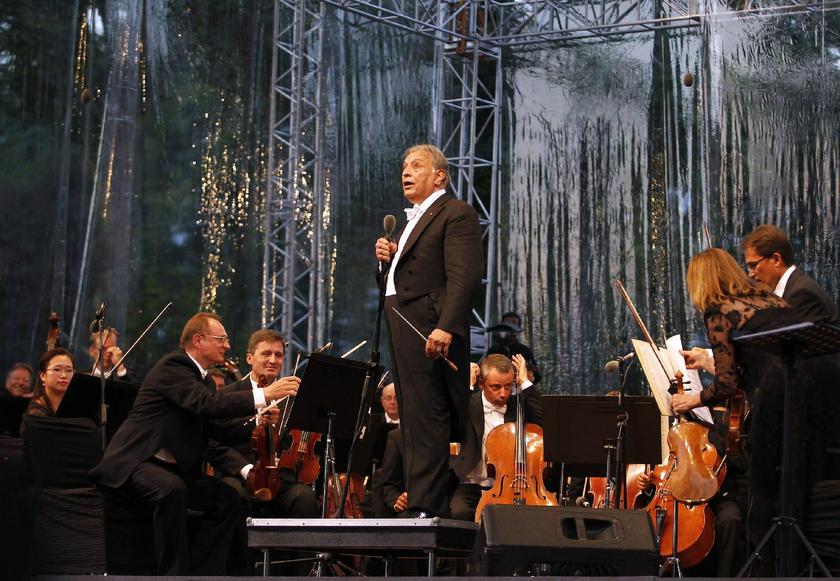 Bavarian State Orchestra and renowned conductor Zubin Mehta (C) speaks during the Ehasas-e-Kashmir concert at Shalimar Garden on the outskirts of Srinagar September 7, 2013