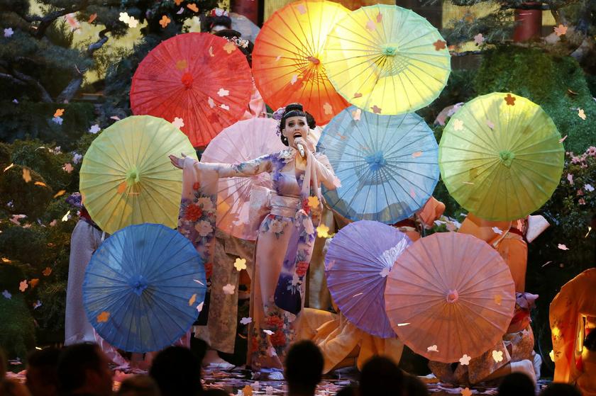 Katy Perry kicking off the show with her ‘Unconditionally’.