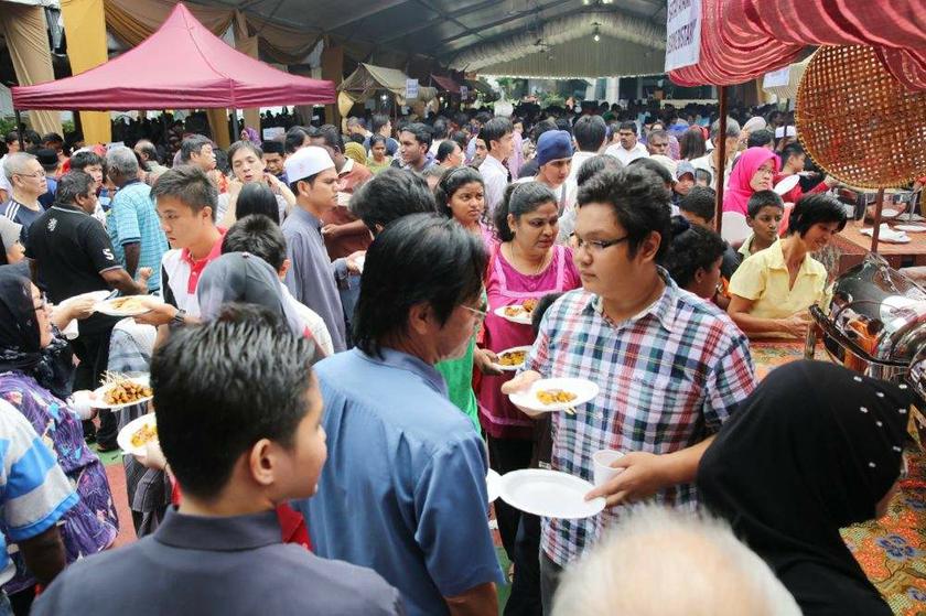 A section of the large crowd who turned up for the Selangor government Hari Raya open house in Shah Alam August 8, 2013. u00e2u20acu201d Picture by Choo Choy May