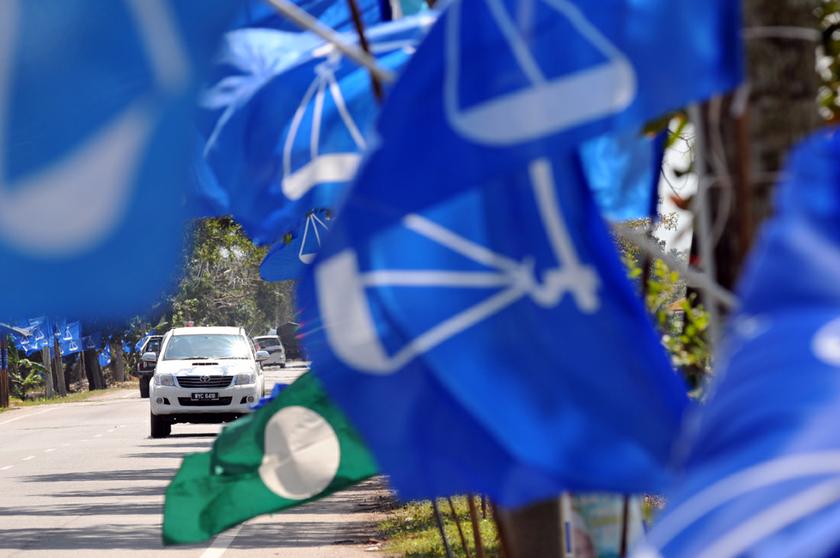 Barisan Nasional and PAS flags seen along the roads in Sungai Limau during the by-election, November 4, 2013. u00e2u20acu201d Picture by K.E. Ooi