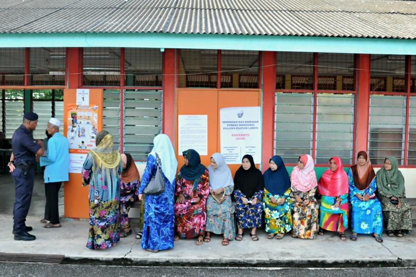 Voters waiting for their turn outside the voting hall at SK Bukit Besar during the Sungai Limau by-election. u00e2u20acu201d Picture by K.E.Ooi