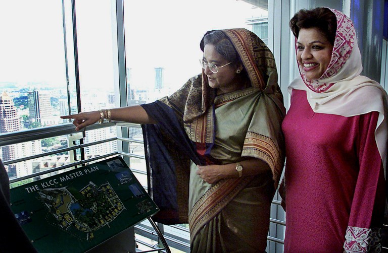 Malaysia Deputy Minister in the Prime Minister's Department Shahrizat Abdul Jalil and Bangladeshi Premier, Sheikh Hasina Wajed (L) visit Kuala Lumpur's Twin Towers 01 August, 2000. u00e2u20acu201c AFP pic