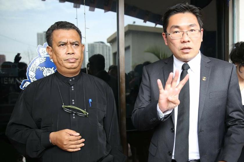 Abdul Halim Abdul Hamid (left) and PKR Bayan Baru MP Sim Tze Tzin at the Sentul police station on July 9, 2013 where they were called up for questioning over a vigil. u00e2u20acu201d Picture by Saw Siow Feng