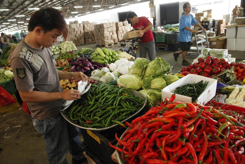 Customers shop at a vegetable and fruits wholesale market in Singapore August 23, 2013. u00e2u20acu201c Reuters pic 
