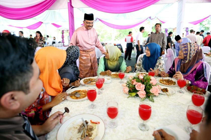 Chief Secretary to the Government Tan Sri Dr Ali Hamsa hosts Aidilfitri open house. u00e2u20acu201d Picture by Siow Feng Saw