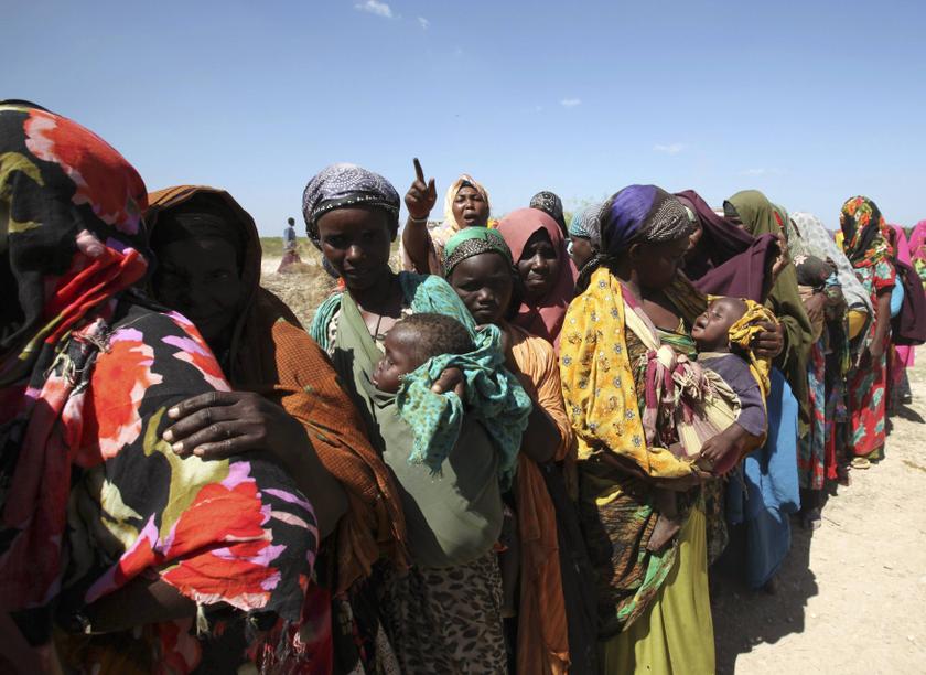 Displaced Somali women queue for rations at a food distribution centre after moving to higher ground due to flooding in areas around Jowhar, a town north of Somalia's capital Mogadishu, December 10, 2013. u00e2u20acu201du00c2u00a0Reuters pic