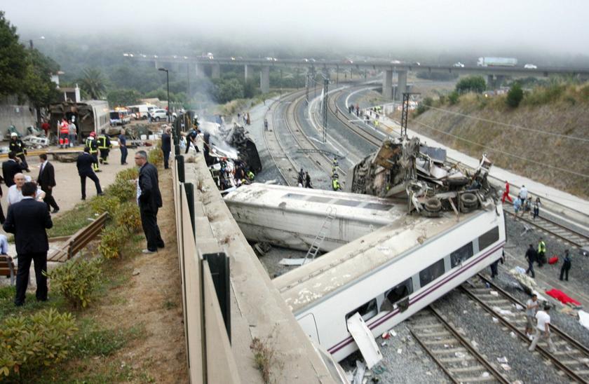 Rescue workers pull victims from a train crash near Santiago de Compostela, northwestern Spain, July 24, 2013. At least 35 people were killed and 50 injured when a train derailed on the outskirts of the northern Spanish city of Santiago de Compostela 