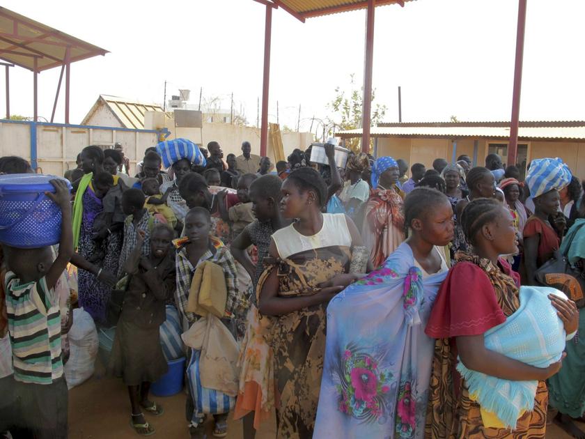 Displaced Sudanese civilians arrive at the United Nations Mission in the Republic of South Sudan (UNMISS) compound on the outskirts of the capital Juba in South Sudan, in this December 18, 2013 handout photograph from the UNMISS. u00e2u20acu2022 Reuters pic