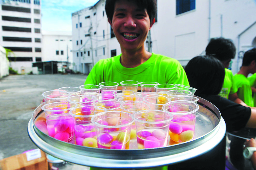  One of the organisers hands out 'tangyuan' to visitors u00e2u20acu201d Picture by Muhammad Sayuti Zainudin