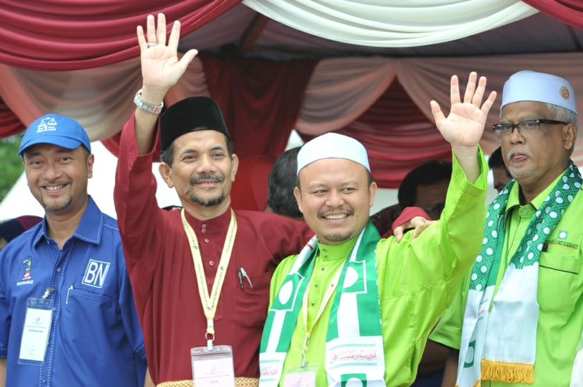 Barisan Nasional candidate Dr Ahmad Sohaimi Lazim (2nd left) and PAS candidate Mohd Azam Samat (2nd right) waving to supporters after submitting their nomination papers for the Sungai Limau by-election in Yan, Kedah on October 23, 2013. u00e2u20acu201d Picture by K.E