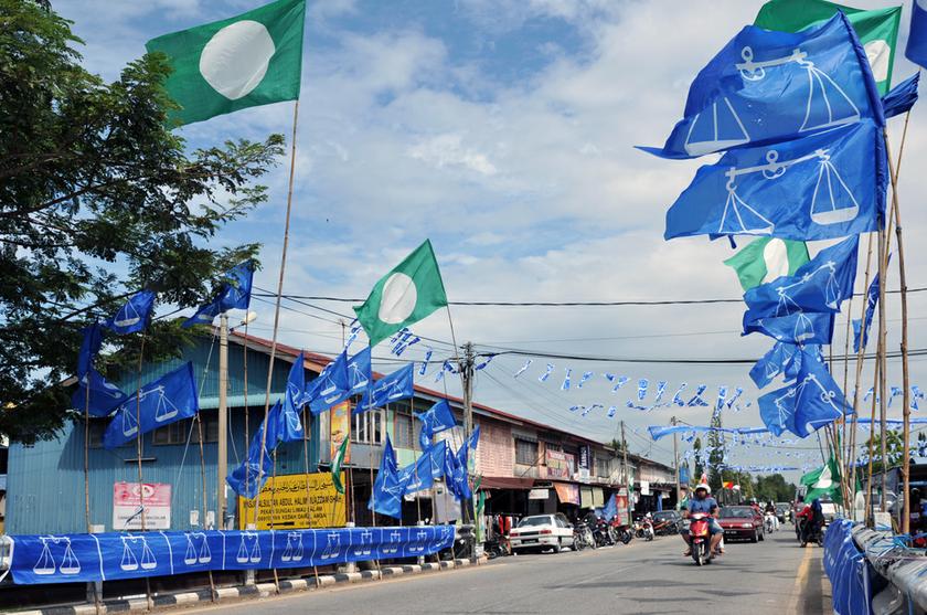 Barisan Nasional and Pas flags are seen in the town of Sungai Limau in Yan, Kedah November 3, 2013. u00e2u20acu201d Picture by K.E. Ooi
