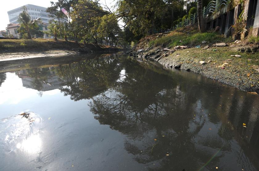 File photo of a polluted Sungai Pinang. u00e2u20acu201d Picture by K.E. Ooi