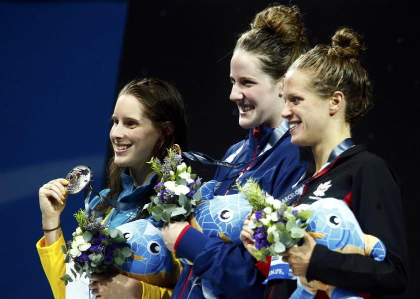 Gold medalist Missy Franklin of the U.S. (C) poses between silver medalist Australia's Belinda Hocking (L) and bronze medalist Canada's Hilary Caldwell at the women's 200m backstroke victory ceremony during the World Swimming Championships at the Sant Jor