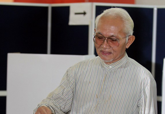 Sarawak's 74-year-old chief minister Taib Mahmud casts his vote at a polling station in Kuching, the capital city of Sarawak state on April 16, 2011. u00e2u20acu201d AFP pic