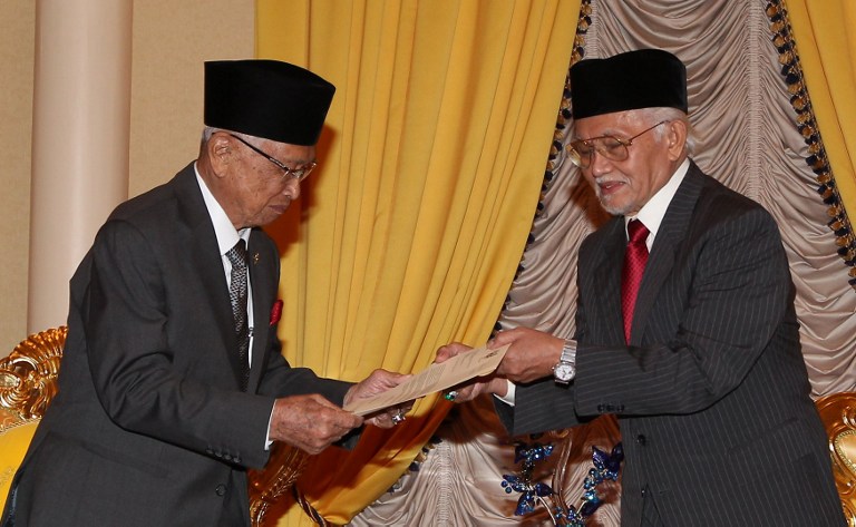 Tan Sri Taib Mahmud (right) hands over his resignation letter to Sarawak’s Head of State, Abang Muhammad Salahuddin (left) in Kuching, on February 12, 2014. Tan Sri Mahmud resigns as Balingian assemblyman when he retires on Friday to trigger a by-election for the state seat. — AFP pic