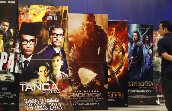 A moviegoer looks at the u00e2u20acu02dcTanda Puterau00e2u20acu2122 poster (2nd left) among other movie posters at a cinema in Putrajaya outside Kuala Lumpur August 29, 2013. u00e2u20acu201d Reuters pic