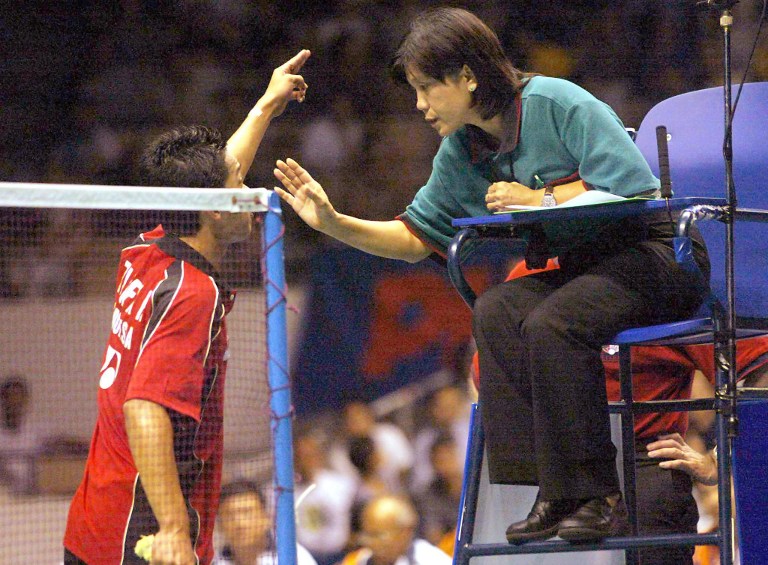 Indonesia's Taufik Hidayat (left) argues with Thai umpire Nahathai Sornprachum over a line call during the second singles match in the Thomas Cup men's team badminton final in the southern Chinese city of Guangzhou 19 May 2002. u00e2u20acu201d AFP pic