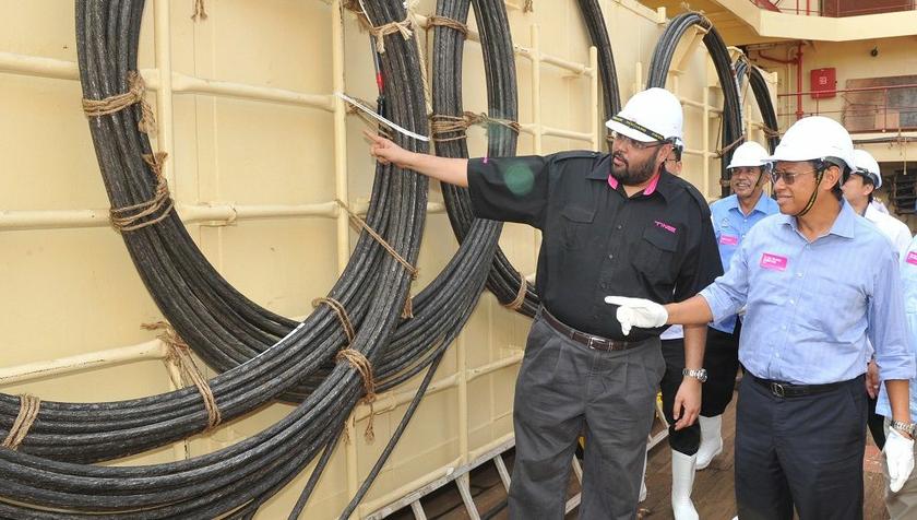 TIME dotCom CEO Afzal Abdul Rahim (left) explaining to Communications and Multimedia Minister Ahmad Shabery Cheek how fibre optic cable will be laid down on the ocean floor. u00e2u20acu201d DNA pic