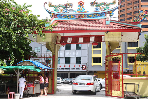 The stall is located at the side of the temple entrance on Jalan Ipoh