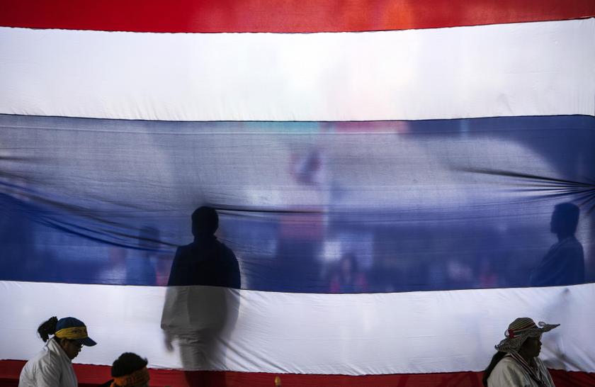 Anti-government protesters stand next to a Thai national flag at the Victory monument in Bangkok, January 19, 2014.u00c2u00a0u00e2u20acu201d Reuters pic