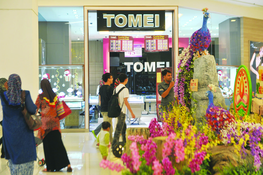 Tomei Gold and Jewellery in KL Festival City was robbed by its own security guard yesterday.