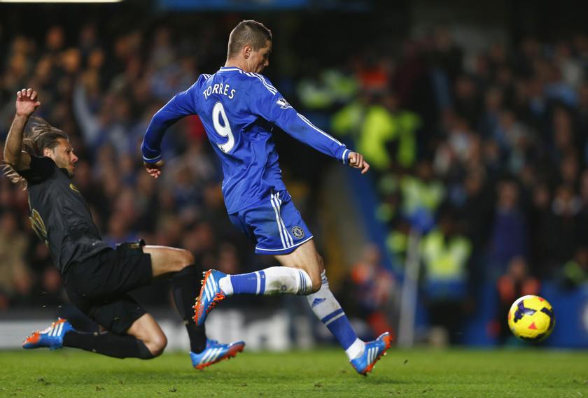 Chelsea's Fernando Torres (R) scores a goal against Manchester City during their English Premier League soccer match at Stamford Bridge in London October 27, 2013. Reuters pic