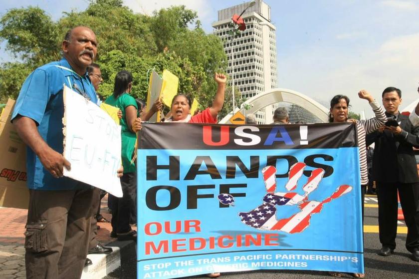 Anti-Trans-Pacific Partnership Agreement (TPPA) protestors rally outside Parliament House in Kuala Lumpur on July 16, 2013 to urge Malaysia to postpone its participation in the trade deal. u00e2u20acu201d Picture by Choo Choy May