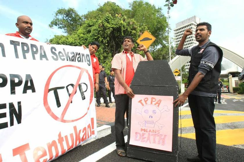 Anti-Trans-Pacific Partnership Agreement (TPPA) protestors rally outside Parliament House in Kuala Lumpur on July 16, 2013 to urge Malaysia to postpone its participation in the trade deal. u00e2u20acu201d Picture by Choo Choy May