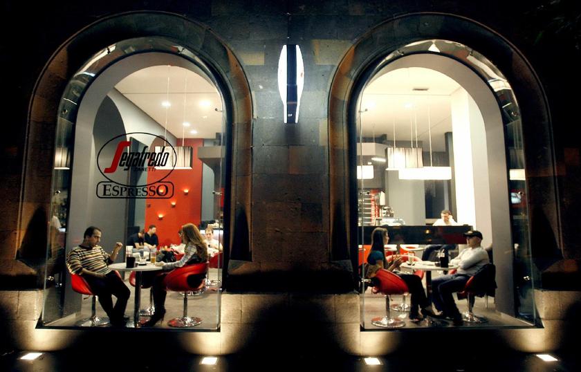 People sit in a cafe along a street in Yerevan October 31, 2009 Reuters pic