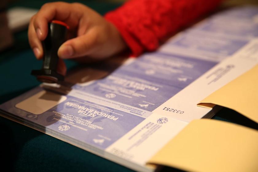 Delegates preparing the ballot paper for the Ketua Umno Bahagian polls at the PWTC in Kuala Lumpur, October 12, 2013.