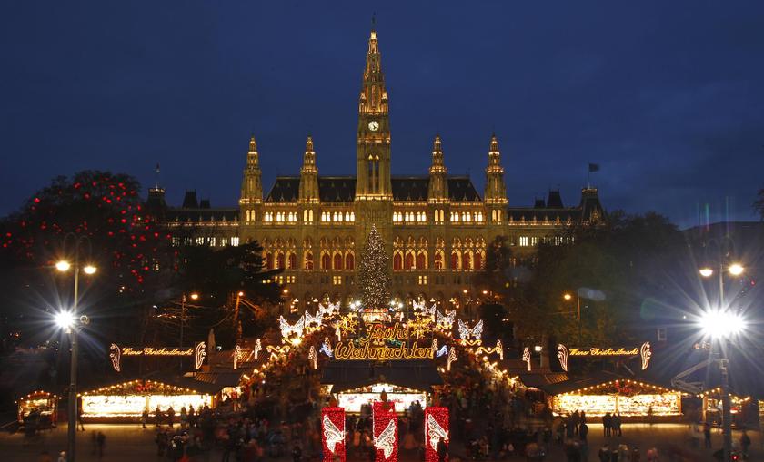 The city hall is pictured behind Christkindlmarkt advent market in Vienna November 29, 2013. 