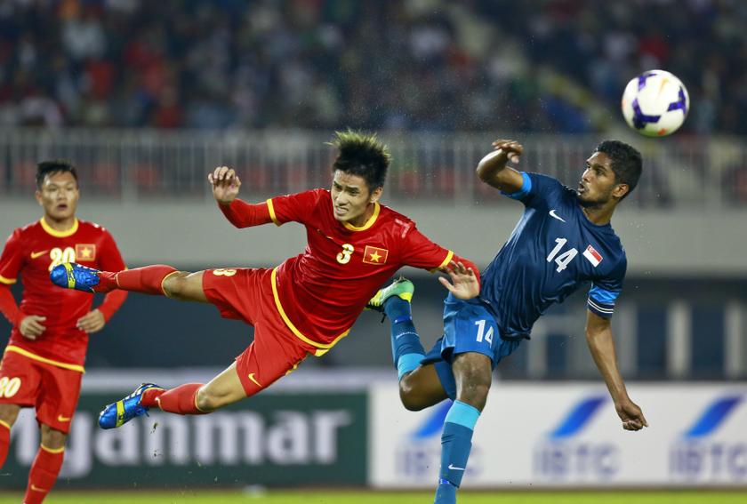 Vietnam's Dinh Tien Thanh (centre) challenges Singapore's Hariss Harun during their 27th SEA Games match in Naypyitaw December 10, 2013. u00e2u20acu201d Reuters pic