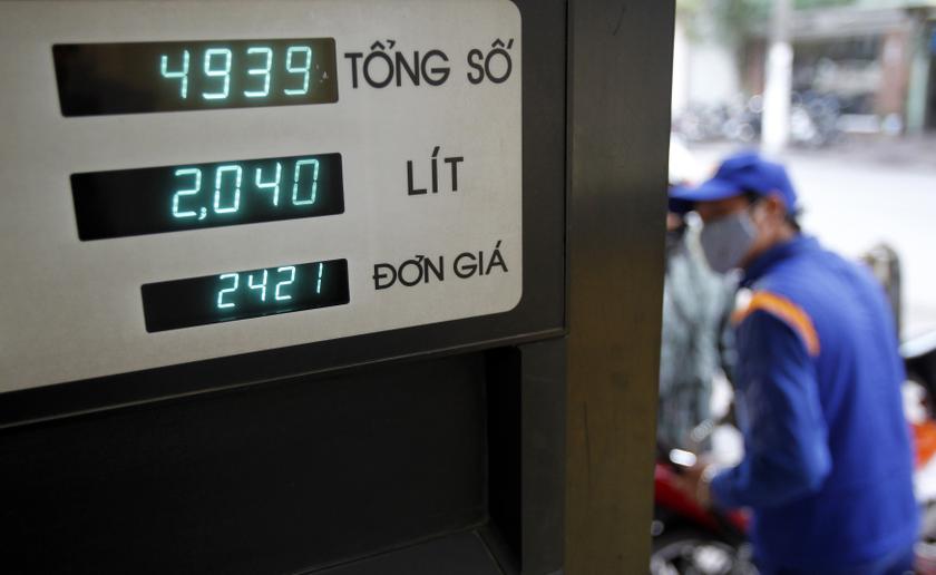 A man pumps petrol into a motorcycle at a petrol station in Hanoi December 18, 2013. u00e2u20acu201d Reuters pic