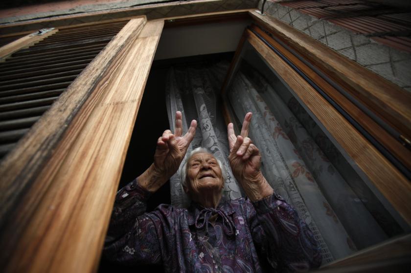 A woman gestures in support of demonstrators during a protest against signs in Serb Cyrillic script placed in the city of Vukovar September 3, 2013. u00e2u20acu201c Reuters pic