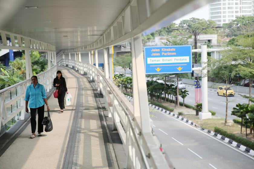 Half of the lights are out from the Sultan Ismail LRT station to Maju Junction, and with no CCTV available make the walkway dangerous for pedestrians using it at night.