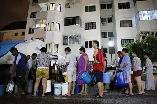 Apartment residents affected by a disruption in water supply queue for water from trucks in Puchong, August 31, 2013. u00e2u20acu201d Picture by Choo Choy May