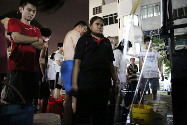 Apartment residents affected by a disruption in water supply queue for water from trucks in Puchong, August 31, 2013. u00e2u20acu201d Picture by Choo Choy May