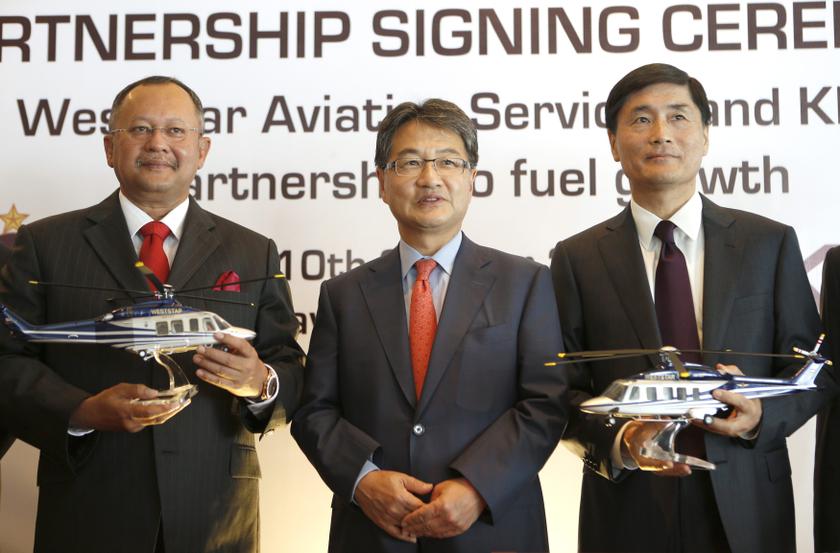 Malaysian tycoon and controller of Weststar Aviation Syed Azman Syed Ibrahim (L), U.S. Ambassador to Malaysia Joseph Yun (C) and KKR Regional Leader of South East Asia Ming Lu pose for a photograph after a signing ceremony between KKR and Weststar Aviatio