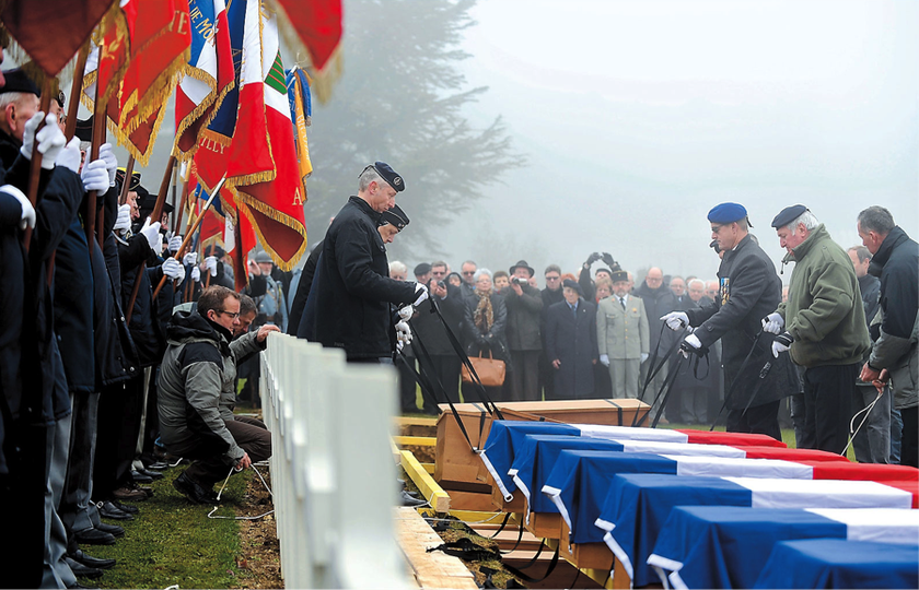 File photo shows former servicemen inhume a coffin during the burial of 24 French soldiers who died during World War I on December 5, 2013 in the Douaumont ossuary u00e2u20acu02dcnational necropolisu00e2u20acu2122 in Douaumont. Commemorations for the centenary of the 1914-18 Gre